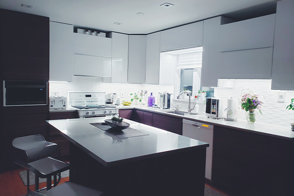 barras de cocina; una cocina con colores blancos y negros