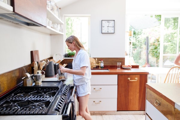 cocinas integrales; una mujer cocinando