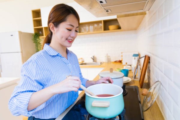 Cocinas integrales pequeñas; una mujer cocinando en su nueva cocina